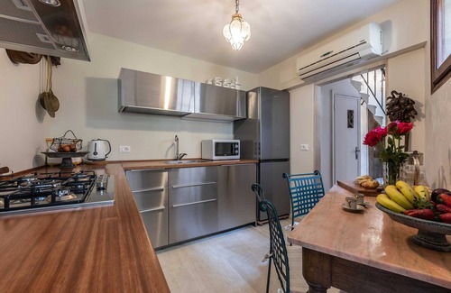 Dorsoduro Ski Chalet | Elegant Venetian House with Private Courtyard & Breakfast