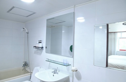 Seorak-dong Hotel | Discover Comfort at Sorak Y Hostel with Family Amenities