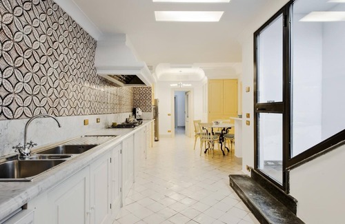Independence House | Indulge in Sorrento Luxe 3 Bedroom Villa with Hot Tub