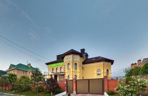 Izhevsk House | Cozy Sosnoviy Bor Guest House with Hot Tub & Kitchen