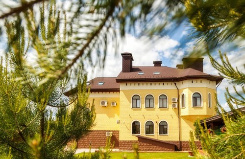 Izhevsk House | Cozy Sosnoviy Bor Guest House with Hot Tub & Kitchen