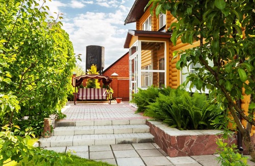 Izhevsk House | Cozy Sosnoviy Bor Guest House with Hot Tub & Kitchen