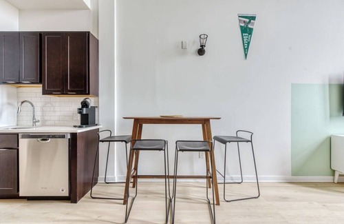 West Philadelphia Apartment | Modern Sosuite 1BR Loft with Gym and Pet-Friendly Options