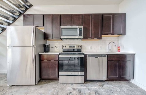 West Philadelphia Apartment | Stylish Sosuite: 2BR Loft with Gym and Pool Access