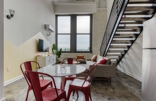 West Philadelphia Apartment | Stylish Sosuite: 2BR Loft with Gym and Pool Access