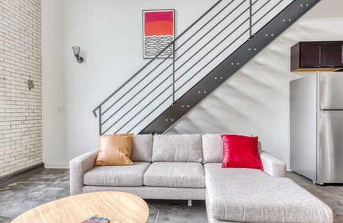 West Philadelphia Apartment | Stylish Sosuite: 2BR Loft with Gym and Pool Access