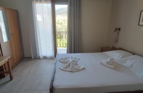 Skala Sotiros House | Cozy Sotiras Rooms: Pet-Friendly Haven for Families
