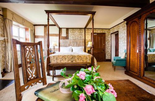 Loppington House | Discover Soulton Hall: Pet Friendly with Breakfast Options