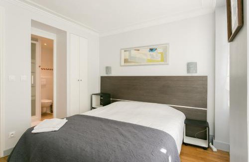 Quartier de la Place-Vendome Apartment | Chic Sourdiere Louvre Vendome with Air Conditioning