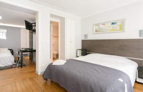 Quartier de la Place-Vendome Apartment | Chic Sourdiere Louvre Vendome with Air Conditioning