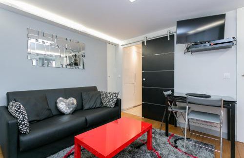Quartier de la Place-Vendome Apartment | Chic Sourdiere Louvre Vendome with Air Conditioning