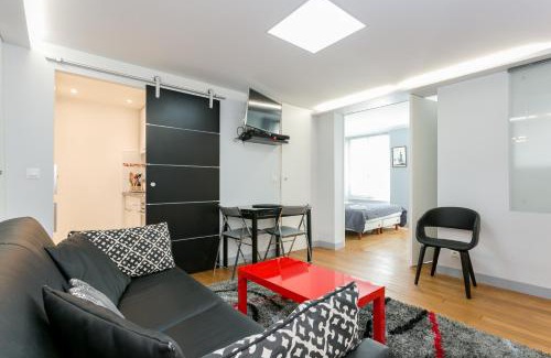 Quartier de la Place-Vendome Apartment | Chic Sourdiere Louvre Vendome with Air Conditioning
