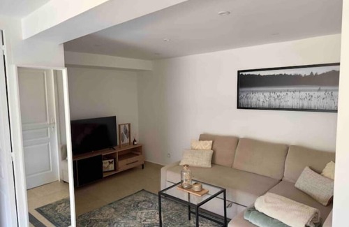 Vins-sur-Caramy Apartment | Discover Sous le Balcon de Mimishe in Beautiful Provence