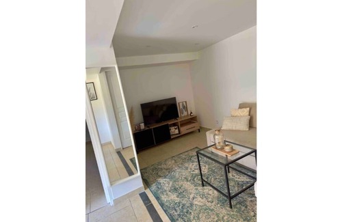 Vins-sur-Caramy Apartment | Discover Sous le Balcon de Mimishe in Beautiful Provence