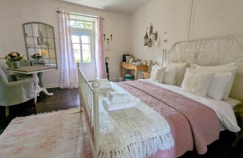 Jumilhac-le-Grand Bed & Breakfast | Pet-Friendly Retreat at Sous le Chateau - Guest Rated 9.5