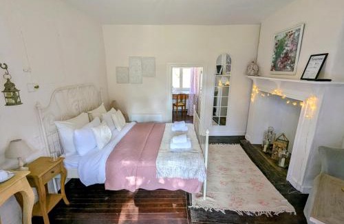 Jumilhac-le-Grand Bed & Breakfast | Pet-Friendly Retreat at Sous le Chateau - Guest Rated 9.5