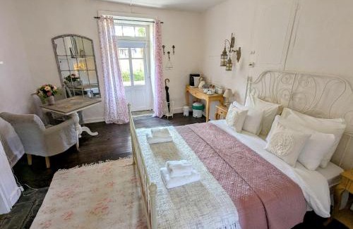 Jumilhac-le-Grand Bed & Breakfast | Pet-Friendly Retreat at Sous le Chateau - Guest Rated 9.5