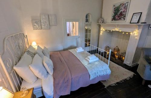 Jumilhac-le-Grand Bed & Breakfast | Pet-Friendly Retreat at Sous le Chateau - Guest Rated 9.5