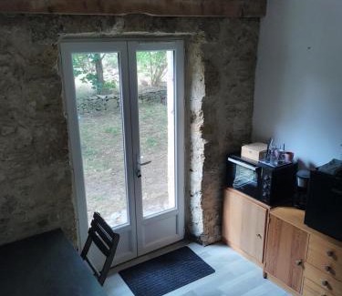 Lambesc House | Charming Room Under a Centuries-Old Oak with Garden Access