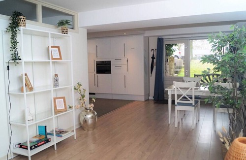 Noordwijk Apartment | Exceptional Stay at Souterrain The Freesia with Breakfast