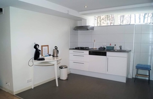 Noordwijk Apartment | Exceptional Stay at Souterrain The Freesia with Breakfast