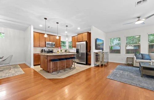 South Manchaca House | South Austin Getaway | Large Home | Private Pool
