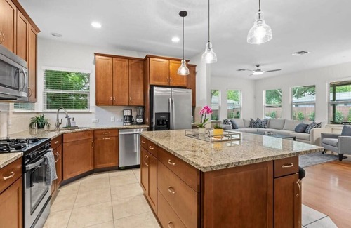 South Manchaca House | South Austin Getaway | Large Home | Private Pool