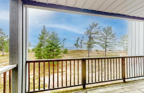 Glen Arbor Apartment | Oceanfront Retreat at South Beach 53 with Hot Tub Access