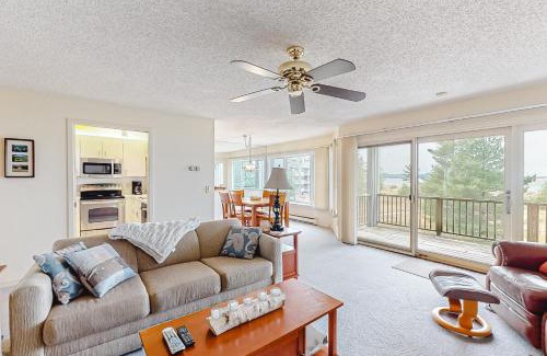Glen Arbor Apartment | Oceanfront Retreat at South Beach 53 with Hot Tub Access