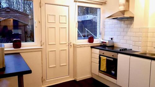Wishaw Apartment | Cozy South Calder House: Ideal for Families and Pets