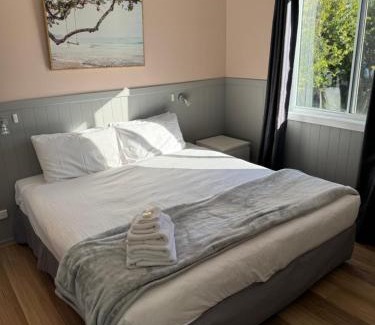 Greenwell Point Resort | Pet-Friendly South Coast Retreat with Hot Tub & Eco Amenities