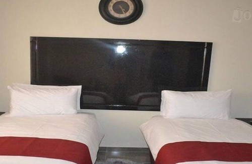 Kanye Hotel | Cozy South Court Inn: Family-Friendly Stay with Breakfast