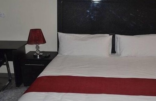 Kanye Hotel | Cozy South Court Inn: Family-Friendly Stay with Breakfast