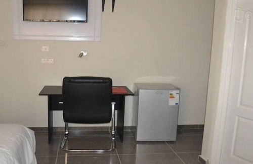 Kanye Hotel | Cozy South Court Inn: Family-Friendly Stay with Breakfast