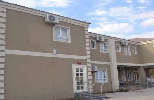 Kanye Hotel | Cozy South Court Inn: Family-Friendly Stay with Breakfast