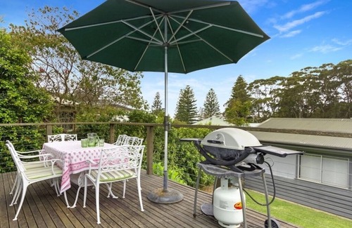 South Durras House | Beachside Retreat: 10/10 Rated Cottage Steps from the Ocean