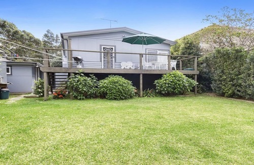 South Durras House | Beachside Retreat: 10/10 Rated Cottage Steps from the Ocean