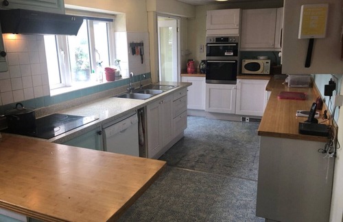 Highbridge House | Inviting Cottage for Nine with Pool and Family-Friendly Perks