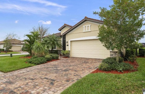 Bradenton House | Relaxing South Facing Gated Community with Pool & Hot Tub