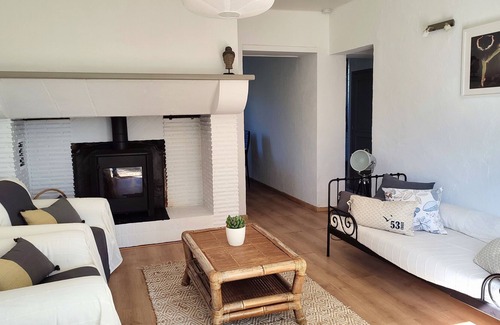 Estibeaux Bed & Breakfast | South-facing house with garden and fireplace