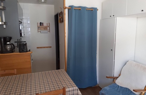 Valfrejus Apartment | Inviting South-Facing Room by Gondola with Family Amenities