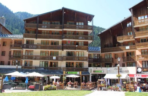 Valfrejus Apartment | Inviting South-Facing Room by Gondola with Family Amenities