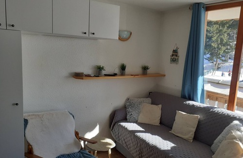 Valfrejus Apartment | Inviting South-Facing Room by Gondola with Family Amenities