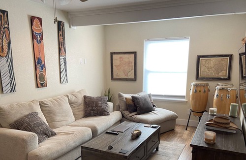 South Manchaca House | South First 3 Bedroom Home with Office and Bar!
