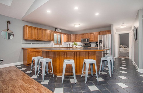 Bradley House | South GunLake Hideaway: Pool, Gym & Ocean View Bliss