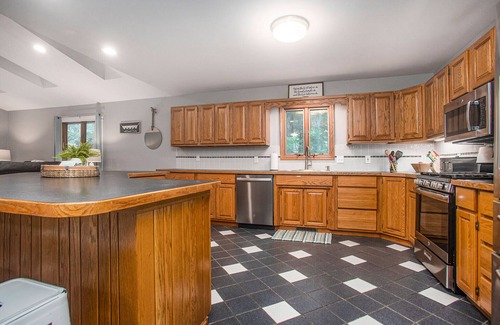 Bradley House | South GunLake Hideaway: Pool, Gym & Ocean View Bliss