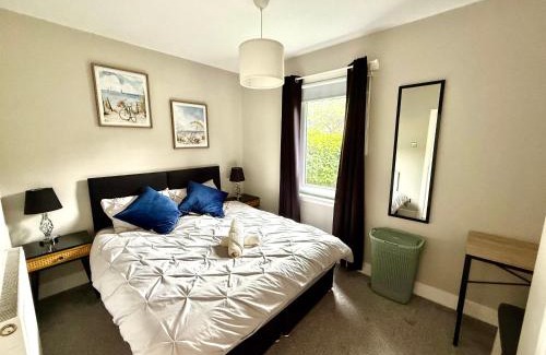 Longcroft House | South Gyle House - SuperFast WiFi and Free Parking - 7 minutes from Edinburgh Airport