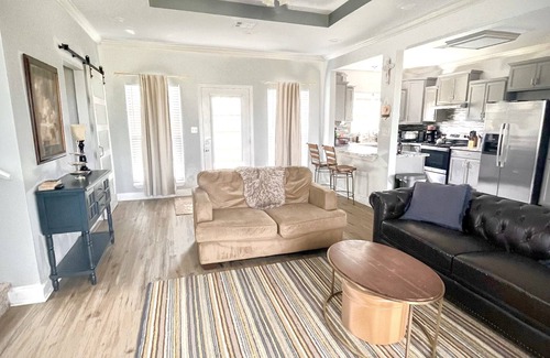 Lake Charles House | Idyllic South Lake Charles Home with Breakfast & Pet Friendly