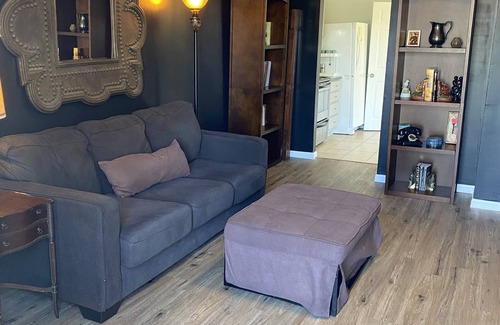 Lake Charles Cottage | Charming South Lake Charles Guest Cottage with Spa & Kitchen