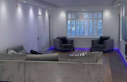 Thornton Apartment | Elegant South London King Room for Family Stays